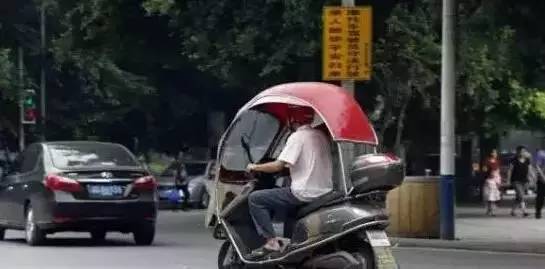 最新款电瓶车雨伞，为你的骑行增添一抹雨天的色彩